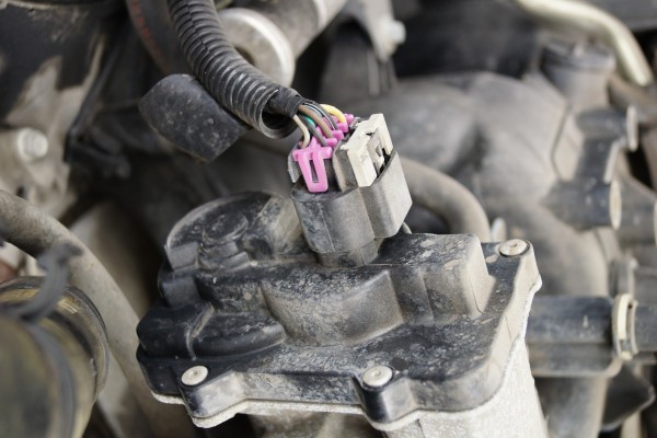 plug connected into a gm ls engine throttle body