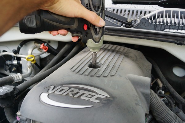 unscrewing engine cover on a gm ls vortec engine