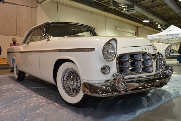close up of a chrysler 300 first gen