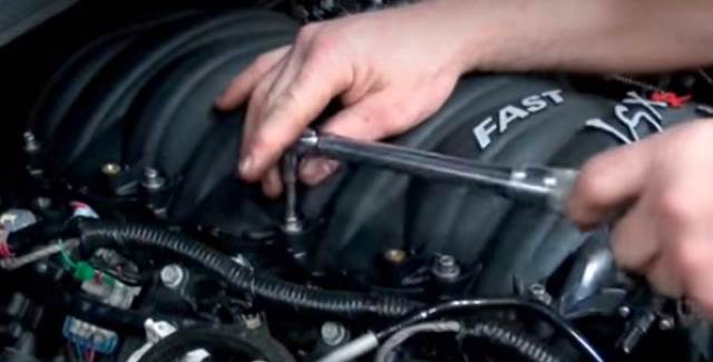 tightening bolts on an lsxr intake manifold