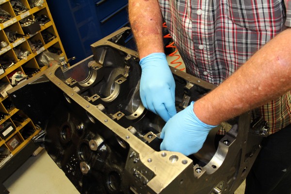 installing main journal bearings in a v8 engine