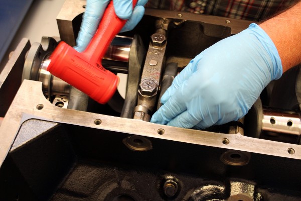 installing main caps on a v8 engine
