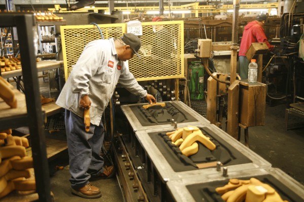 using sand in a casting factory