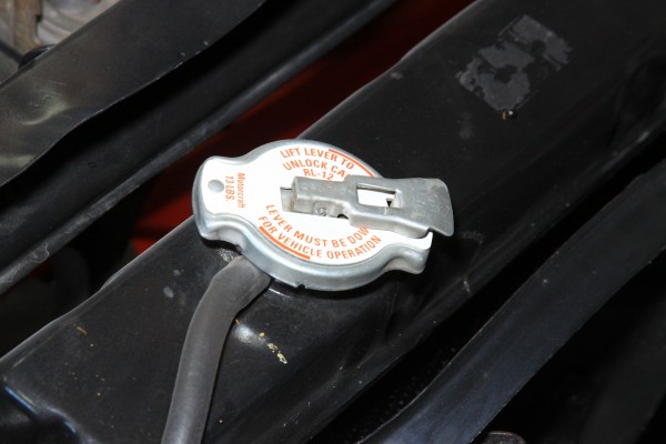 radiator cap with pressure lever