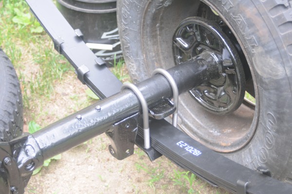 u bolt and leaf spring installed on a jeep wrangler yj frame
