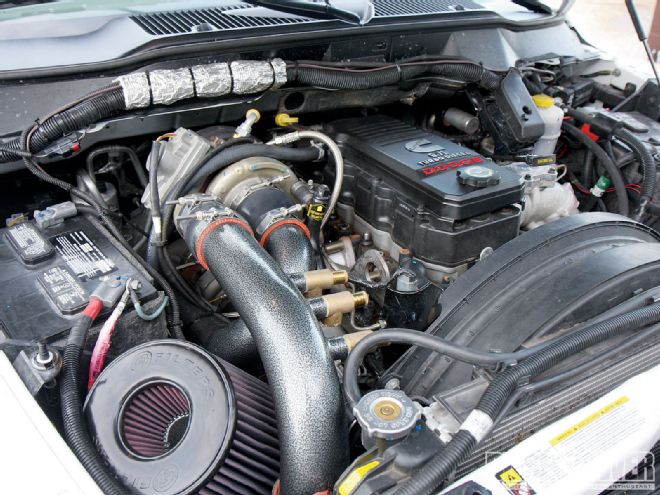 1010dp_01_o1010dp_towing_twins_for_the_67l_cummins2009_dodge_ram_engine_bay