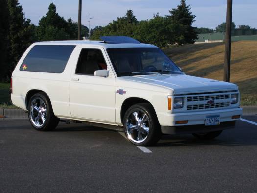 white chevy s-10 blazer