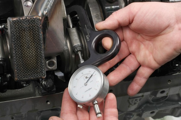 checking rod bolt stretch with a dial gauge