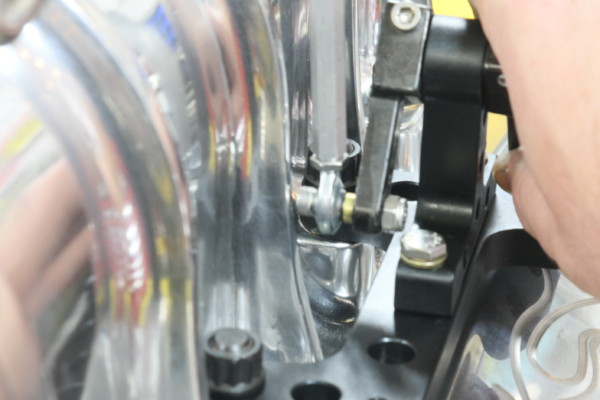 dual carb linkage on weiand supercharger body