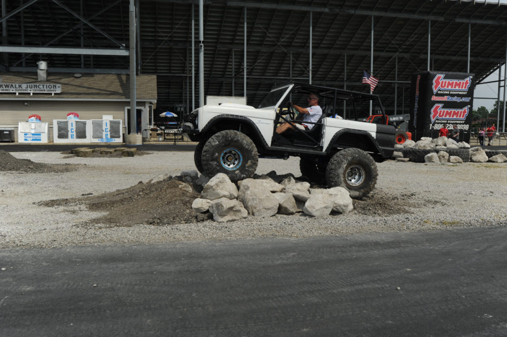 Ford-Bronco-Off-Roading-Obstacle-Course