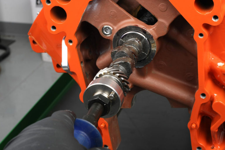 installing a camshaft into a chevy v8