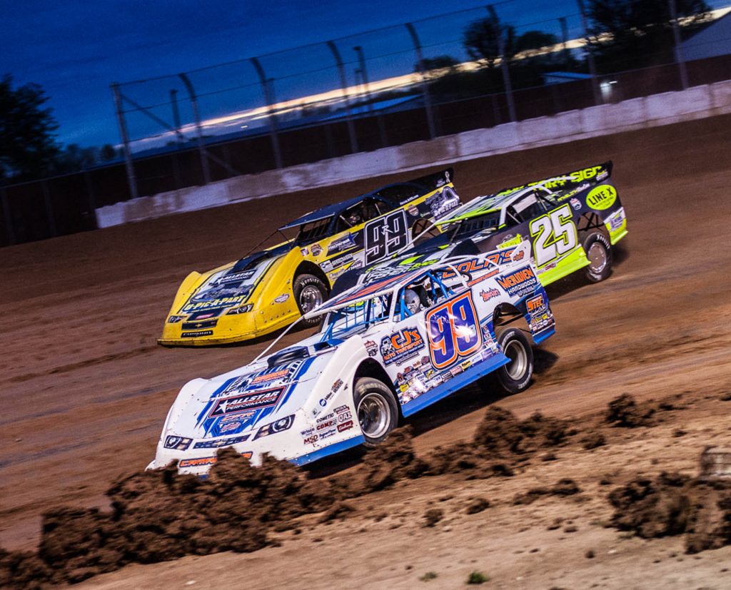 Circle track dirt racing. (Image/Hot Rod)