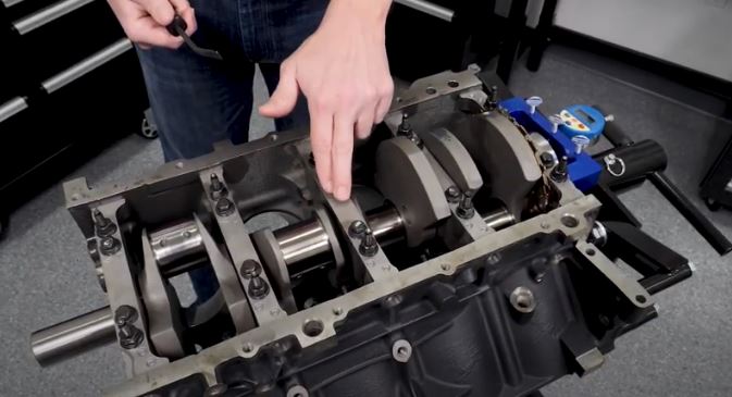 checking crankshaft on an engine for main bearing clearance