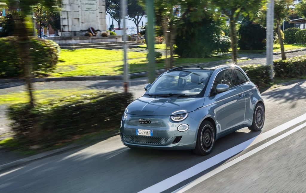 fiat new 500 ev on street