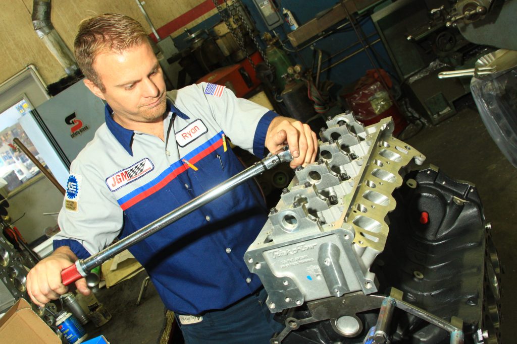 main toqrueing down bearing man caps on ford modular motor