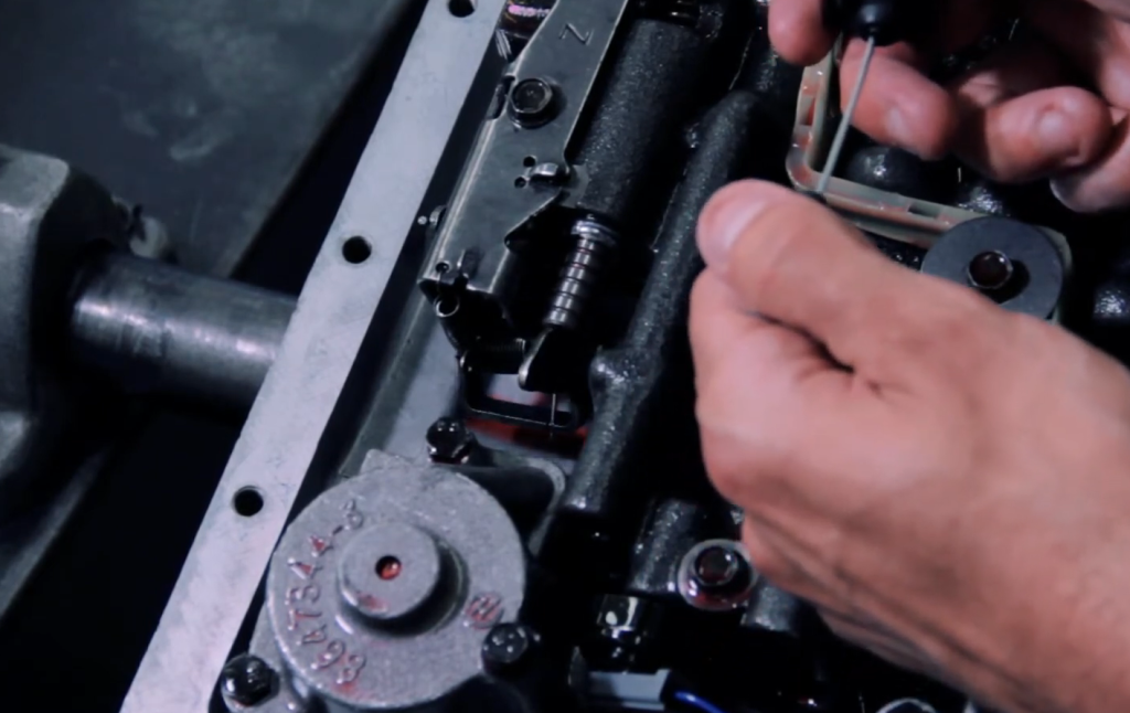 Man demonstrating gm 700 r4 throttle cable action
