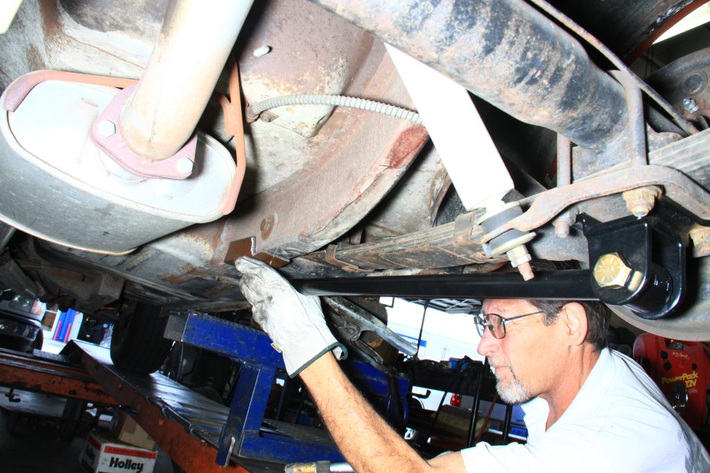 fitting mounting plate for a traction bar on an old car