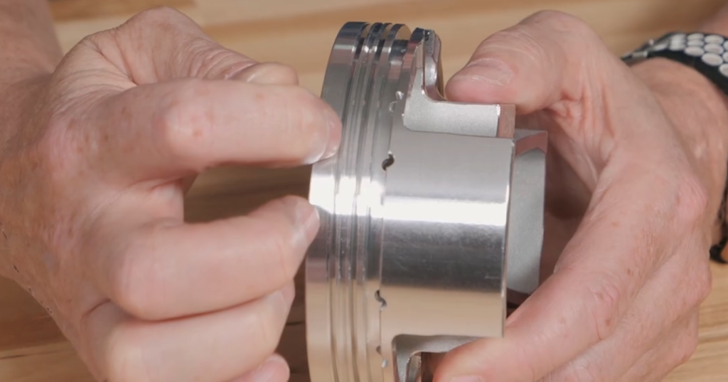 main pointing to ring lands on a piston