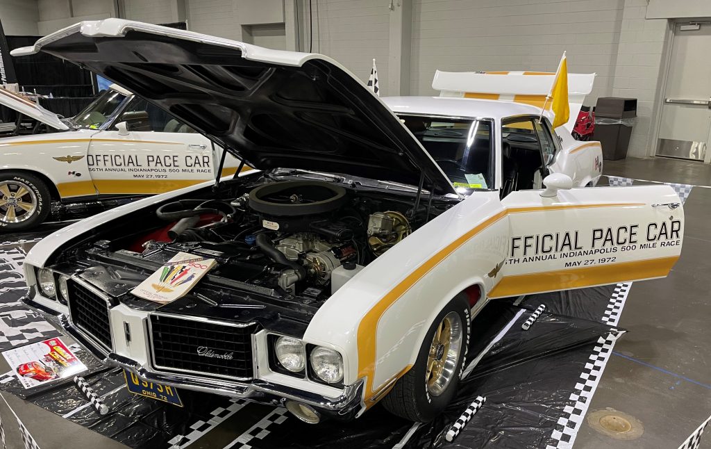 Oldsmobile cutlass 1972 Indy 500 pace car front quarter