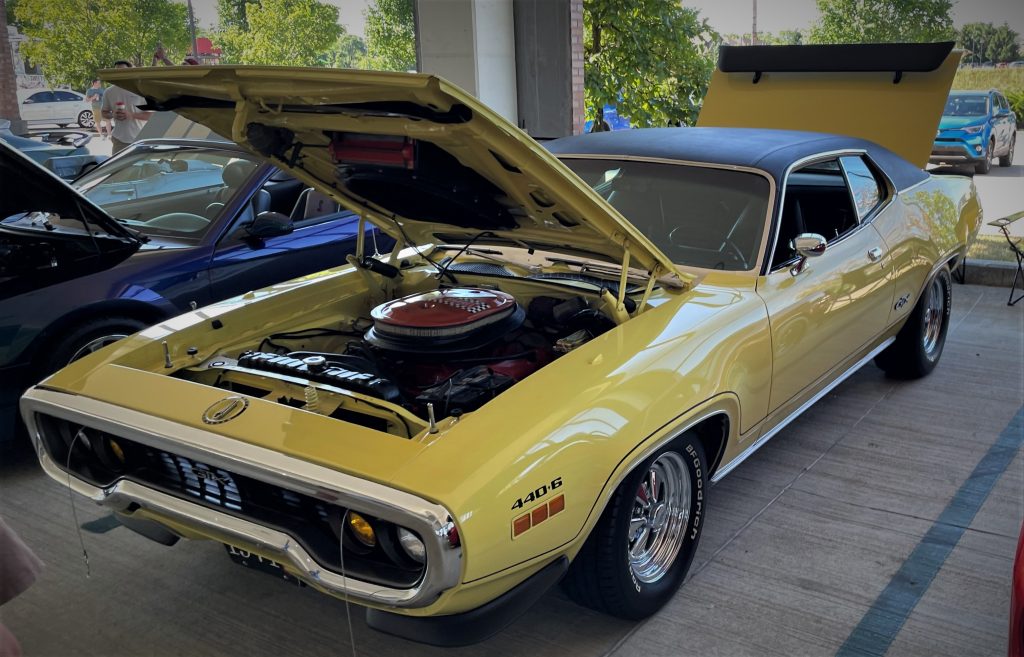 yellow 1971 Plymouth roadrunner 440-6 GTX