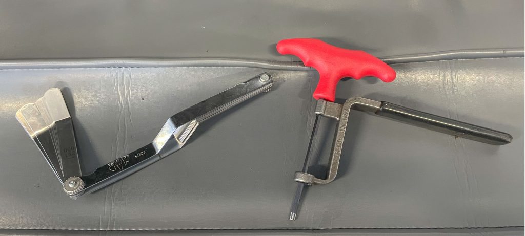 Valve lash adjusting tool and feeler gauges