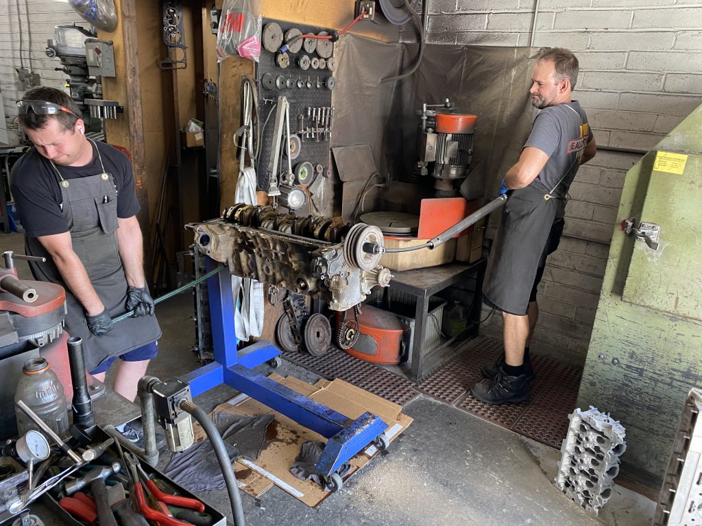 using a pipe & breaker bar to remove a crankshaft bolt