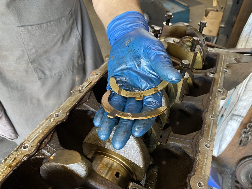 removing thrust washers from an engine crankshaft