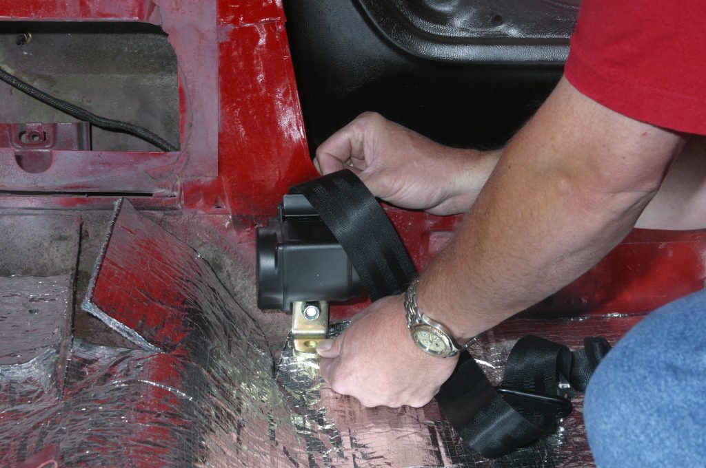 Installing seat belt retractor
