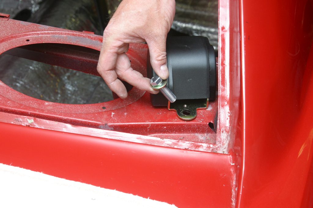 Bolting in rear seat belt retractor