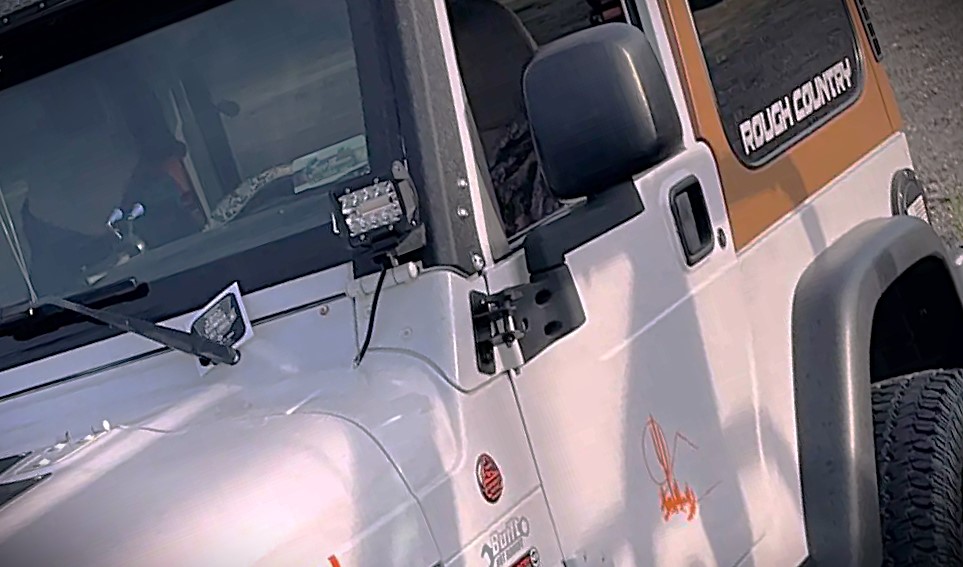 jeep wrangler with two mirror brackets