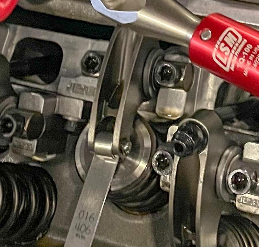 Checking valve lash