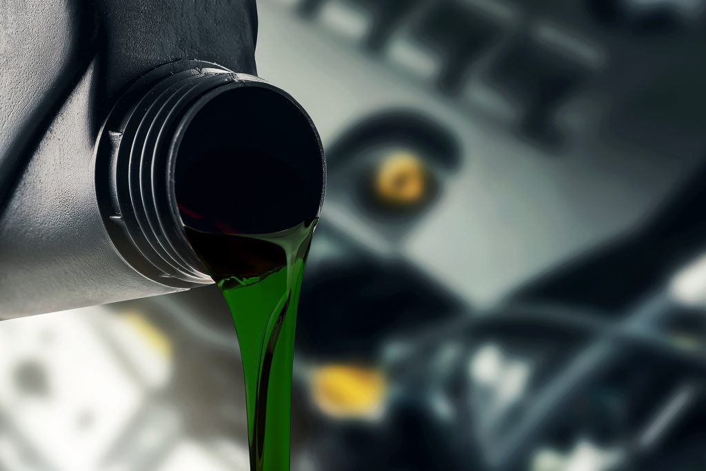 penngrade 1 green motor oil being poured