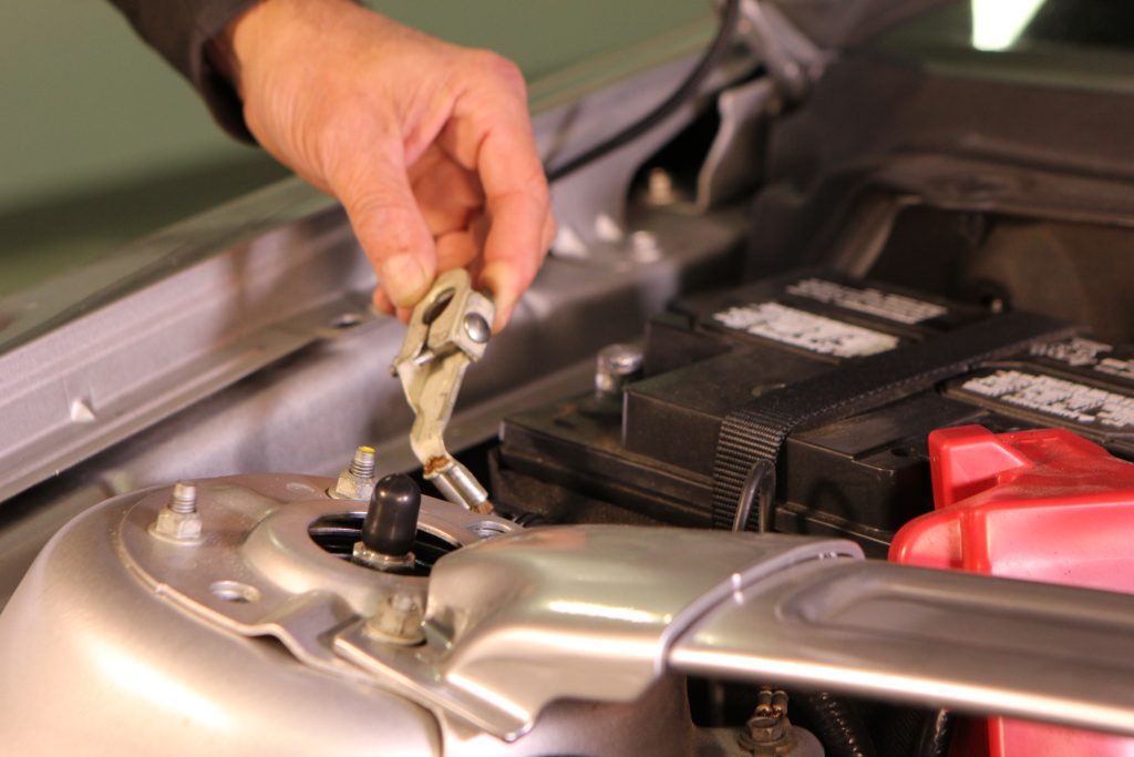 removing negative ground terminal from a car battery