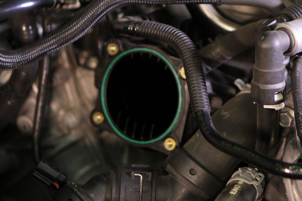 mating o-ring seal on intake plenum of a Coyote V8