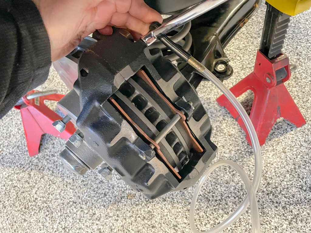 Connecting tube on brake bleeder screw