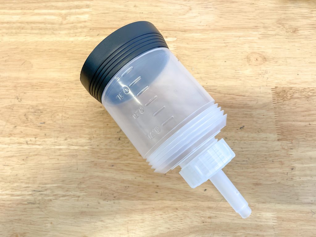 Refill bottle for master cylinder with plastic lid